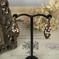 透かしパーツのピアス